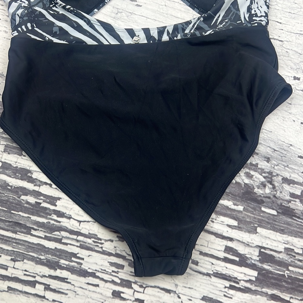 Fabletics - Brielle One Piece - Size Medium - image 8